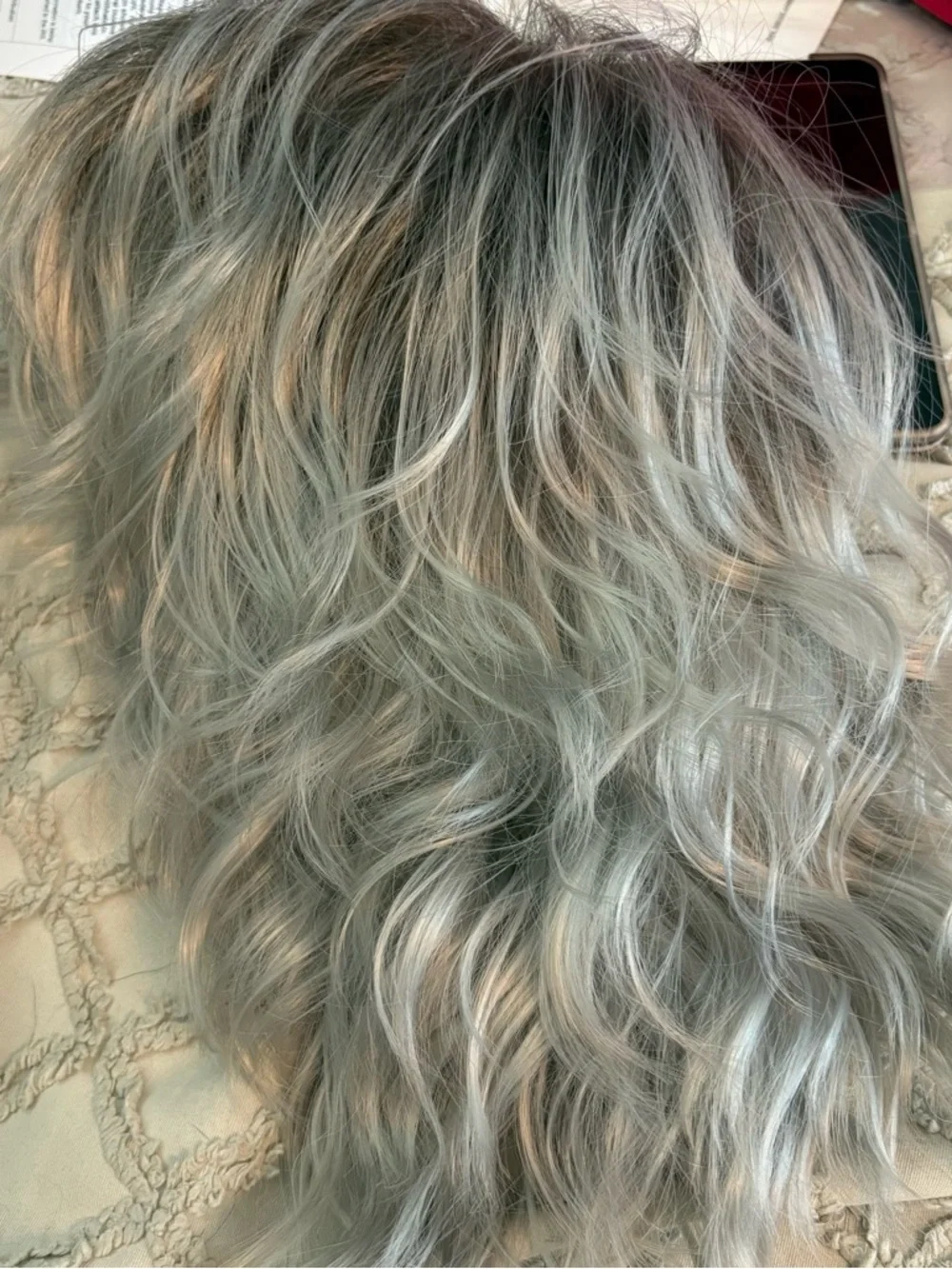 Silver Gray Rooted Medium Length Wavy Synthetic Wig! Excellent condition! Bangs - Picture 6 of 10